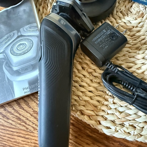 Philips Norelco 9800 Electric Shaver Set - Picture 5 of 12